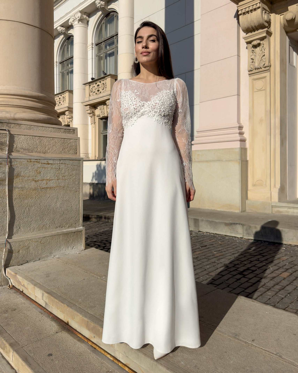 ADELE LARIÉTTE, rochie de mireasă romantică din crep și dantelă