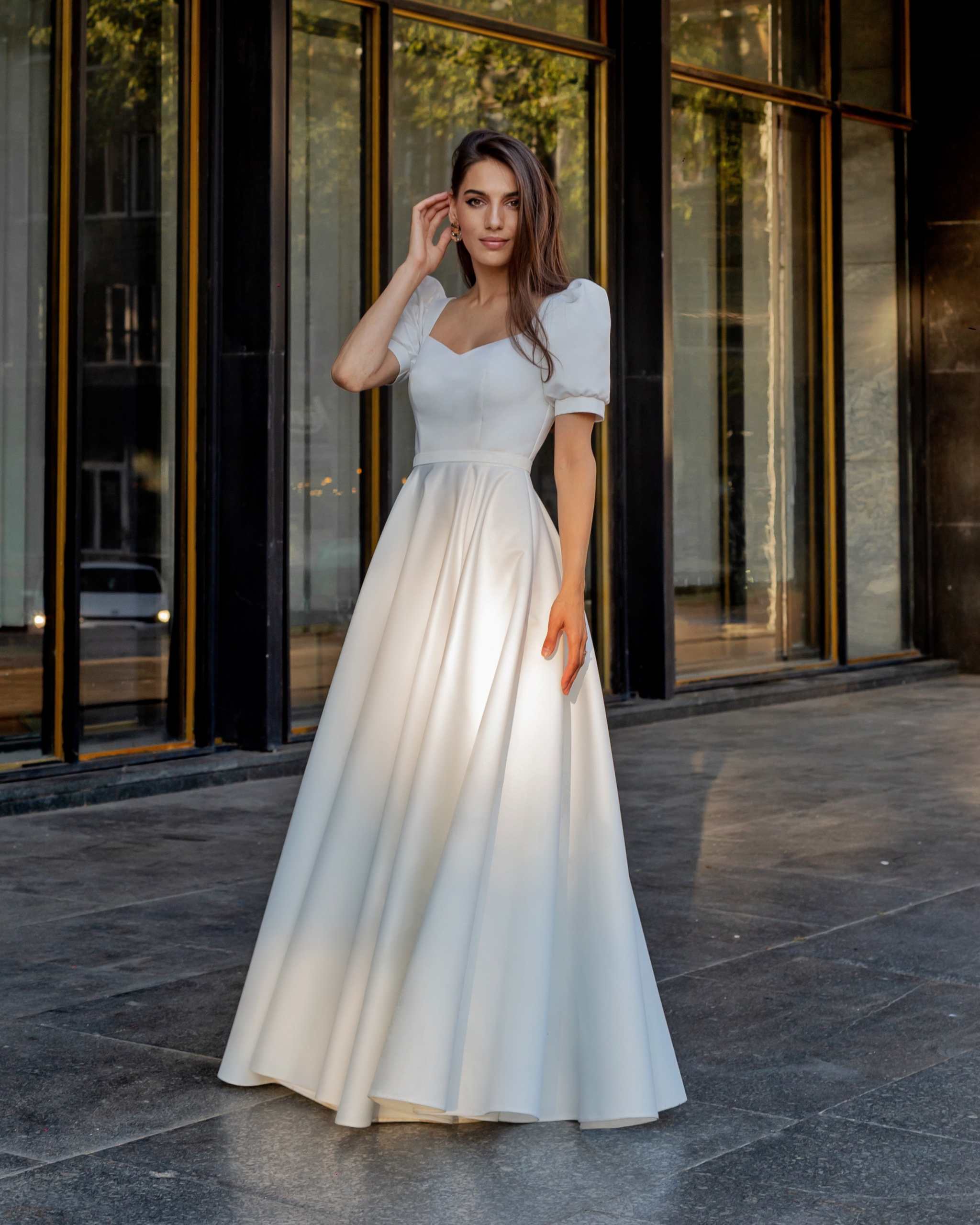 Rochie de mireasa albă cu mâneci scurte din satin elegant, pentru mireasă.