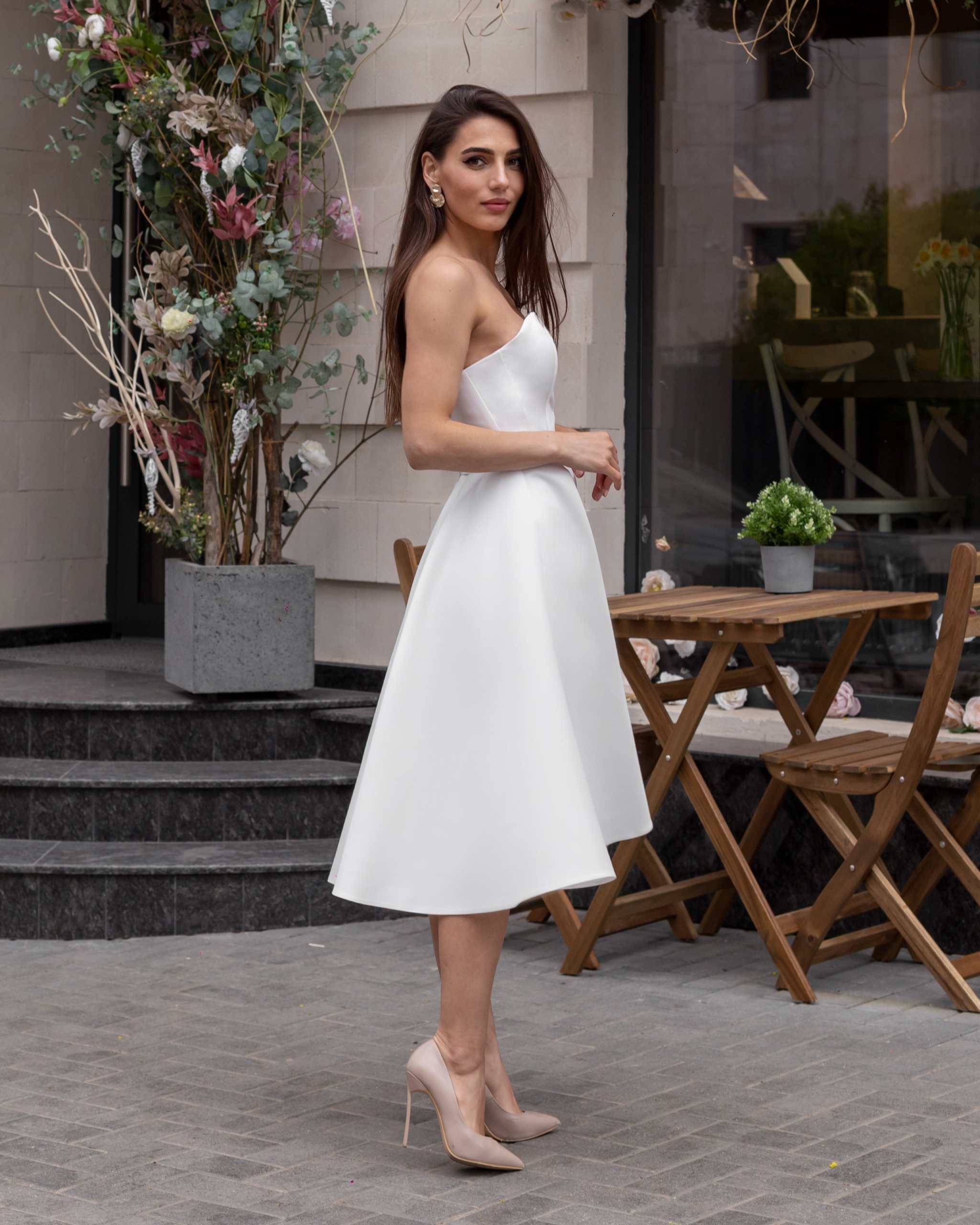 Rochie alba scurtă fabuloasă cu corset și decolteu din satin regal, stil modern și elegant.