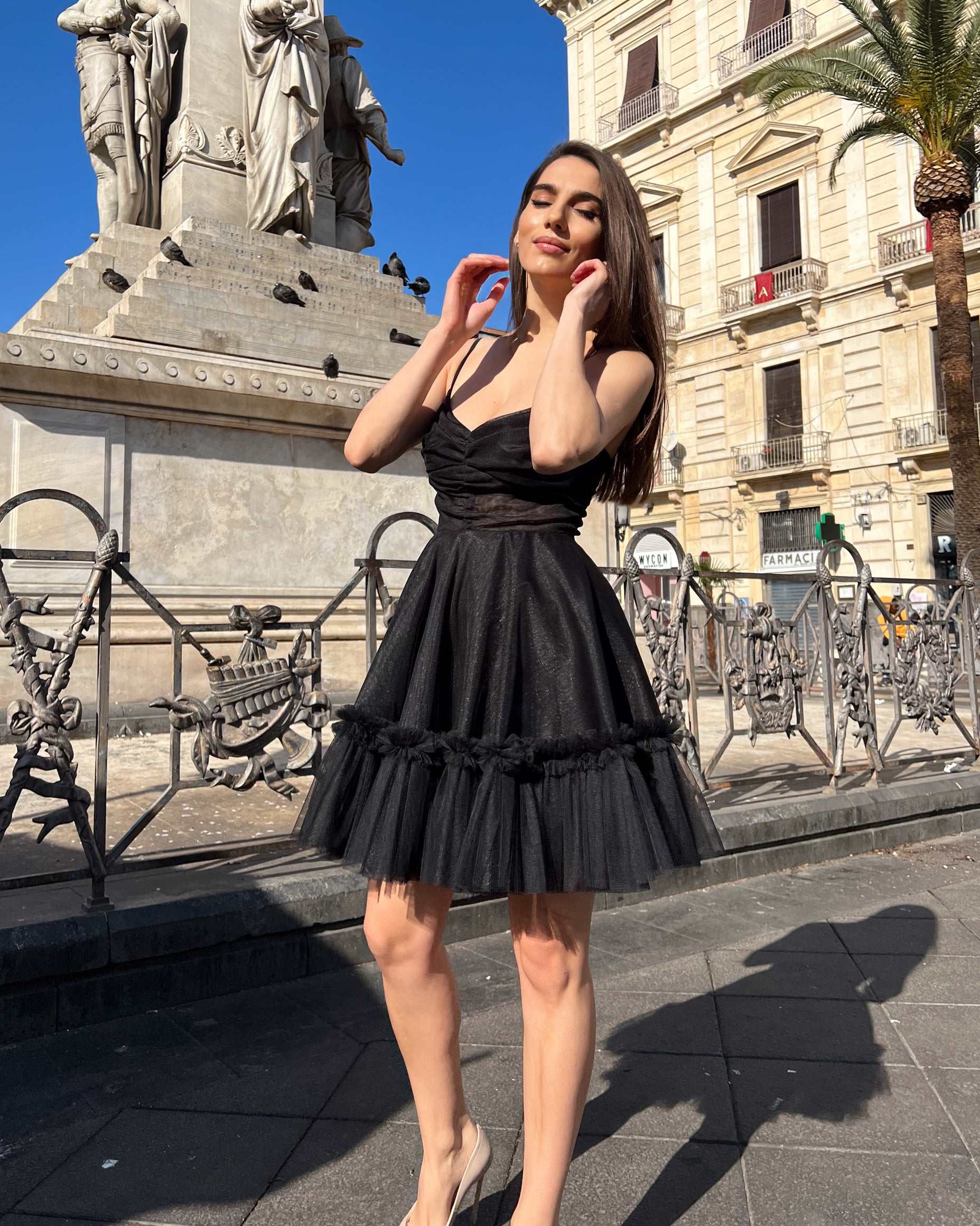 Rochie eleganta neagră scurtă evazată cu bretele și volan, model urban.