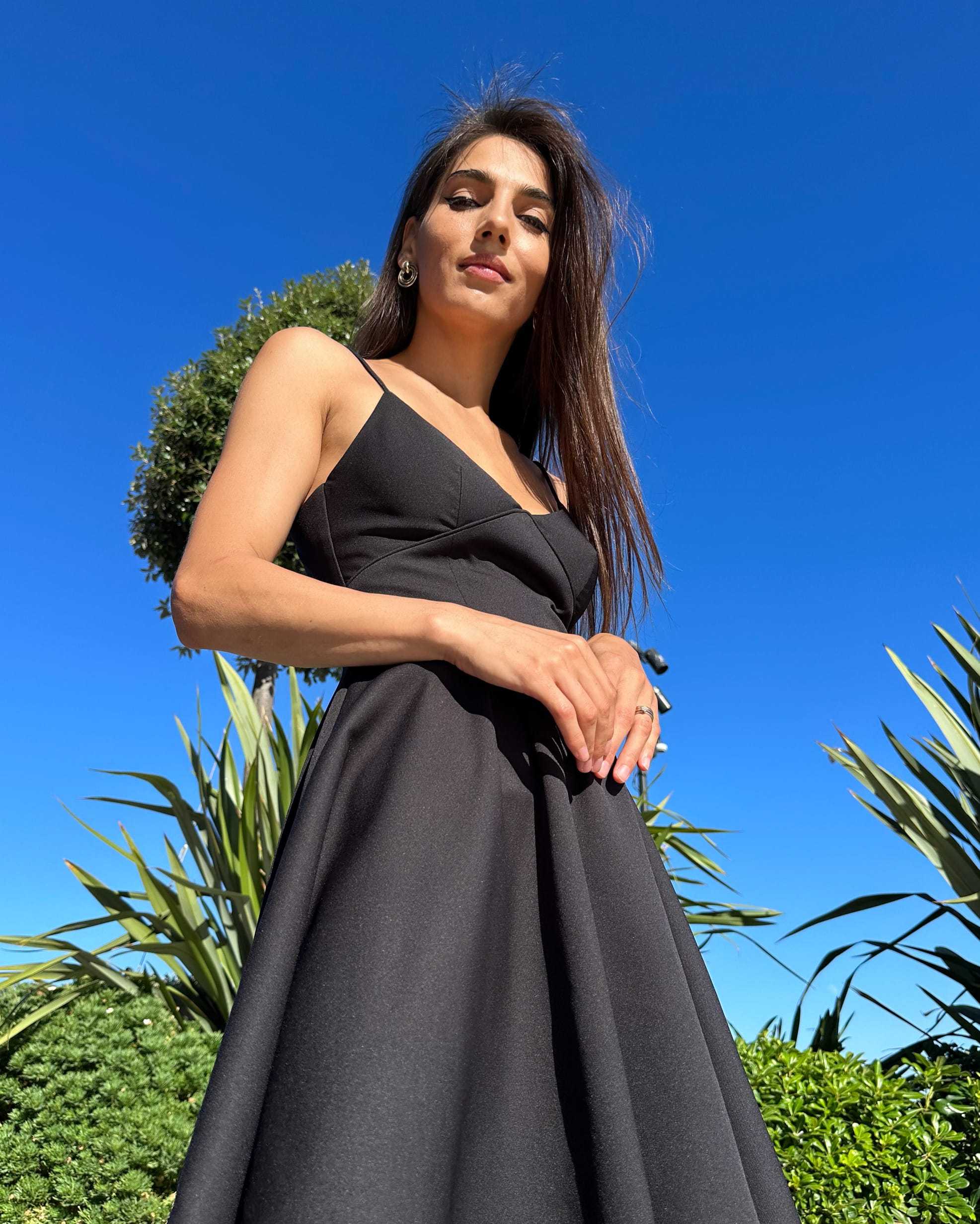 Rochie neagra elegantă scurtă cu bretele, fustă evazată, decolteu, fermoar la spate.