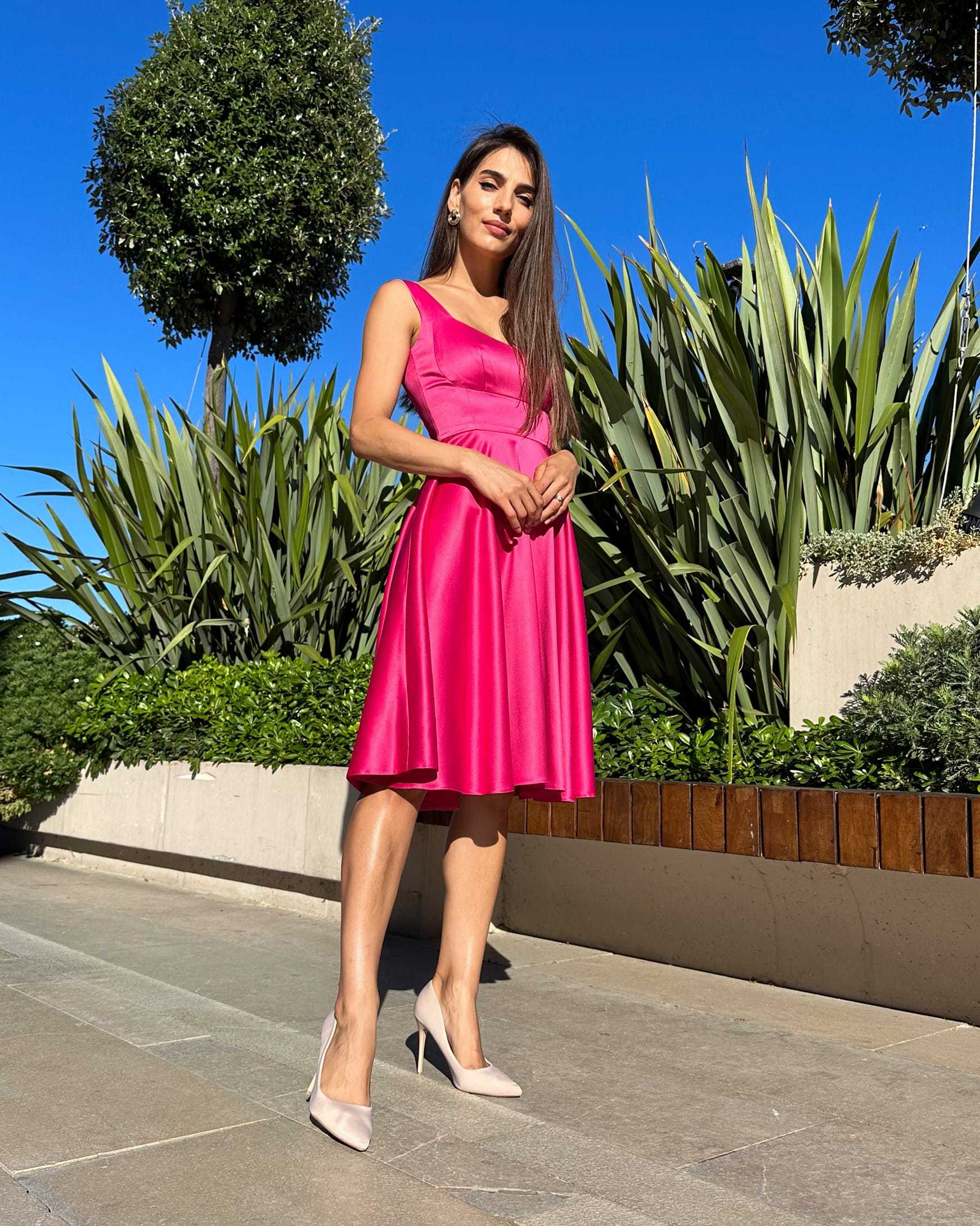 Rochie eleganta roz decoltată fără mâneci cu decolteu ascuțit.