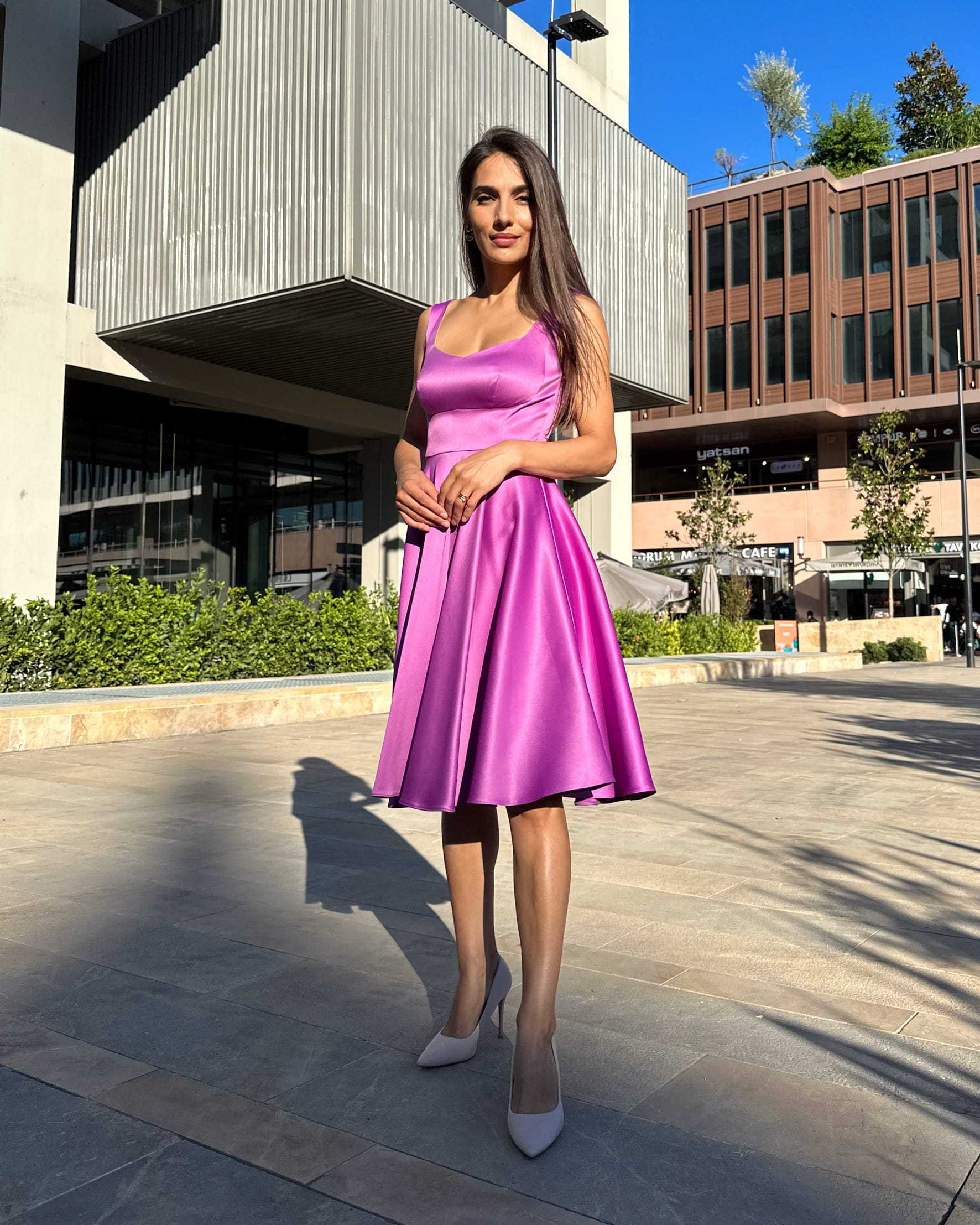 Rochie scurta mov evazată din satin cu decolteu ascuțit și fără mâneci.