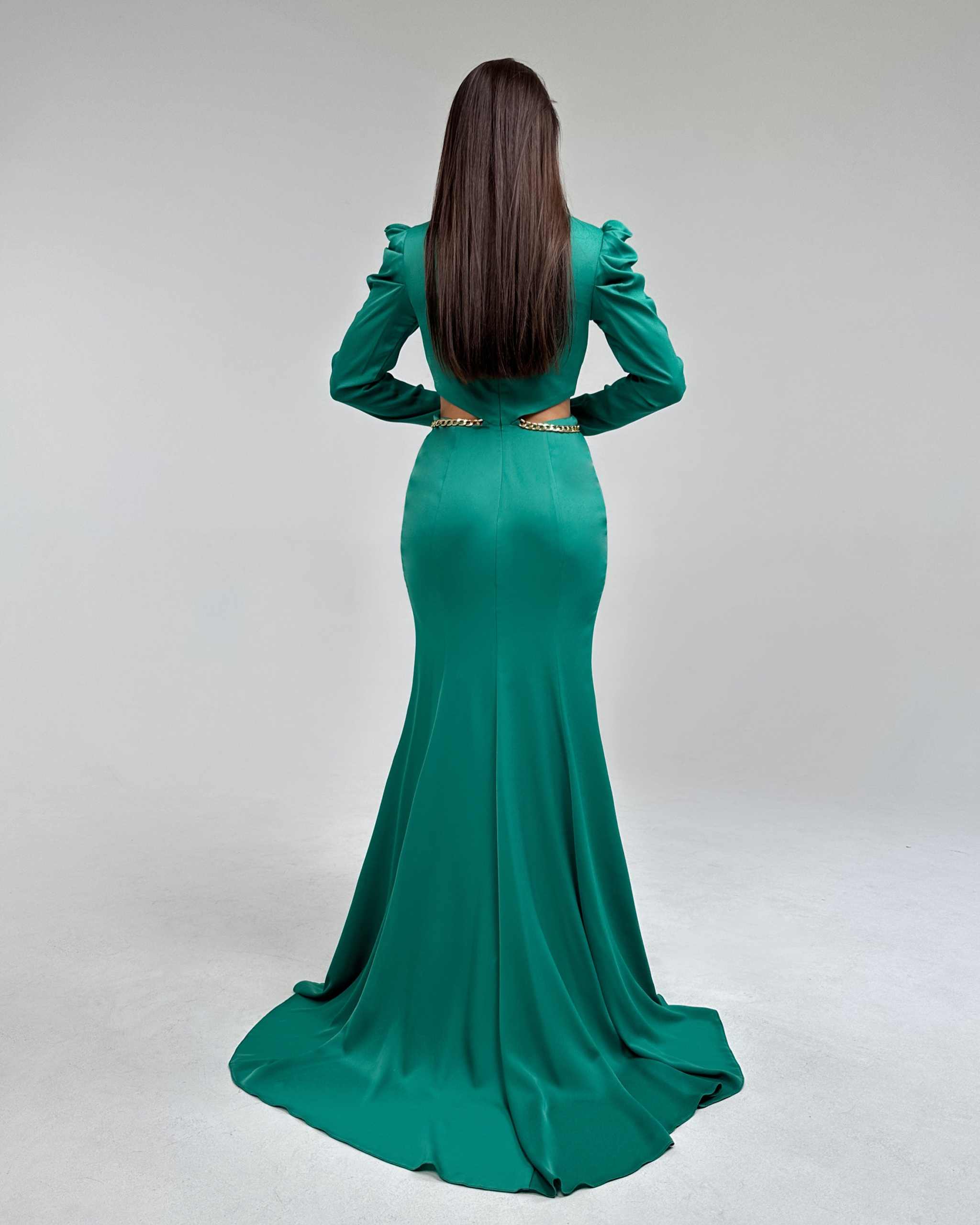 Rochie verde lungă de ocazie cu mâneci, elegantă, cu șliț și decolteu, vedere din spate.