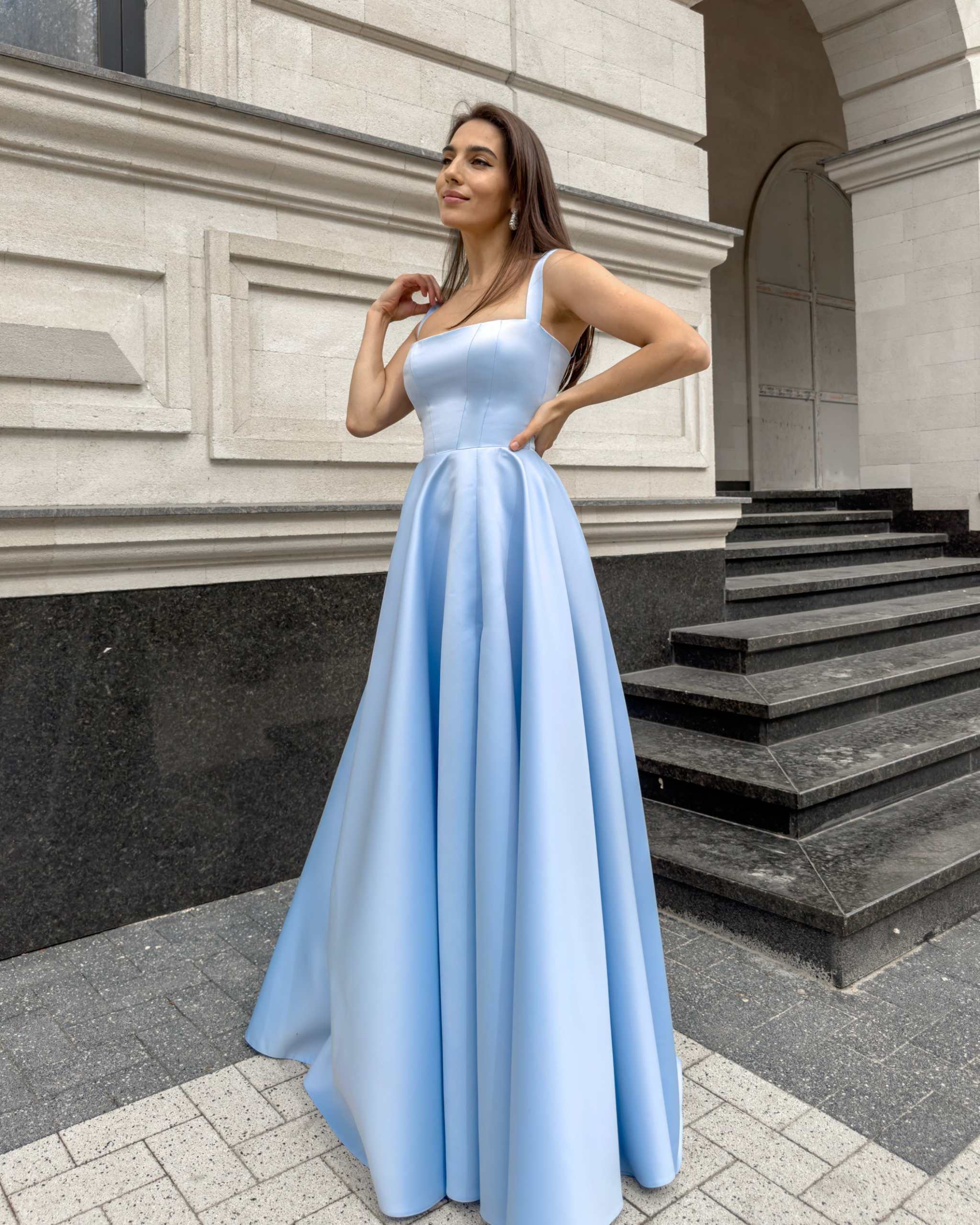 Rochie albastra lungă elegantă cu slit, design modern, perfectă pentru evenimente formale.