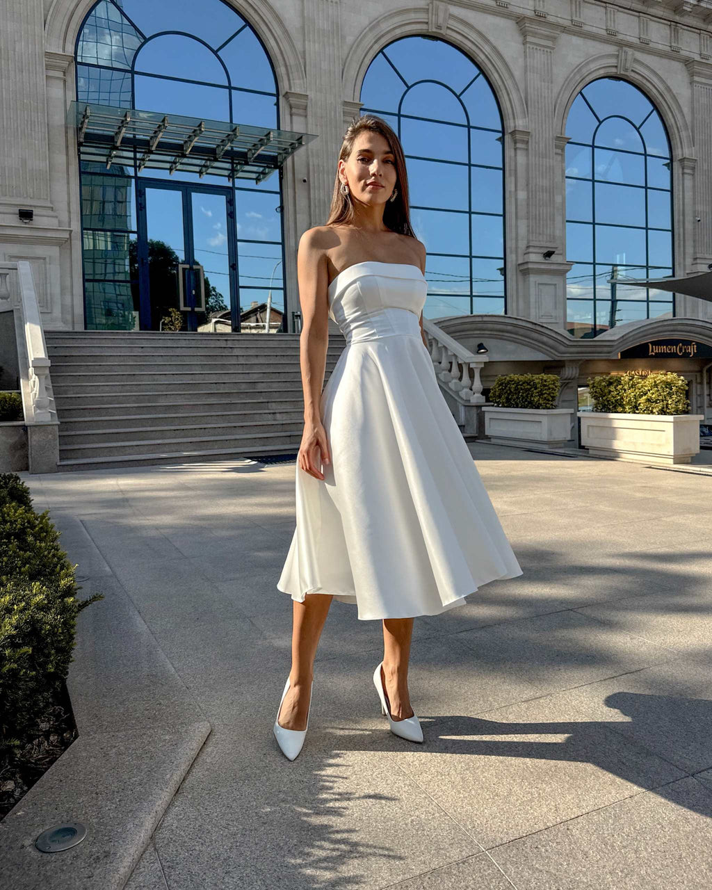 Rochie eleganta cu corset, design sofisticat, fenta discretă, închidere cu fermoar și șnur.