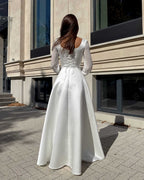 Rochie de mireasa lungă cu corset, mâneci semitransparente, sistem ajustare șnur, elegantă și modernă.