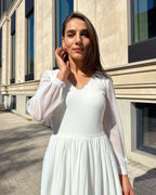 Rochie cununie civilacu mâneci lungi și decolteu elegant decorat cu perle.