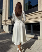 Rochie cununie civila cu mâneci lungi și decolteu elegant, sistem de închidere fermoar și șnur la spate, potrivită pentru ocazii speciale.