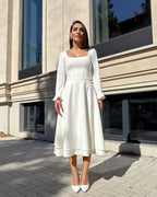 Rochie cununie civila cu mâneci lungi și decolteu elegant.