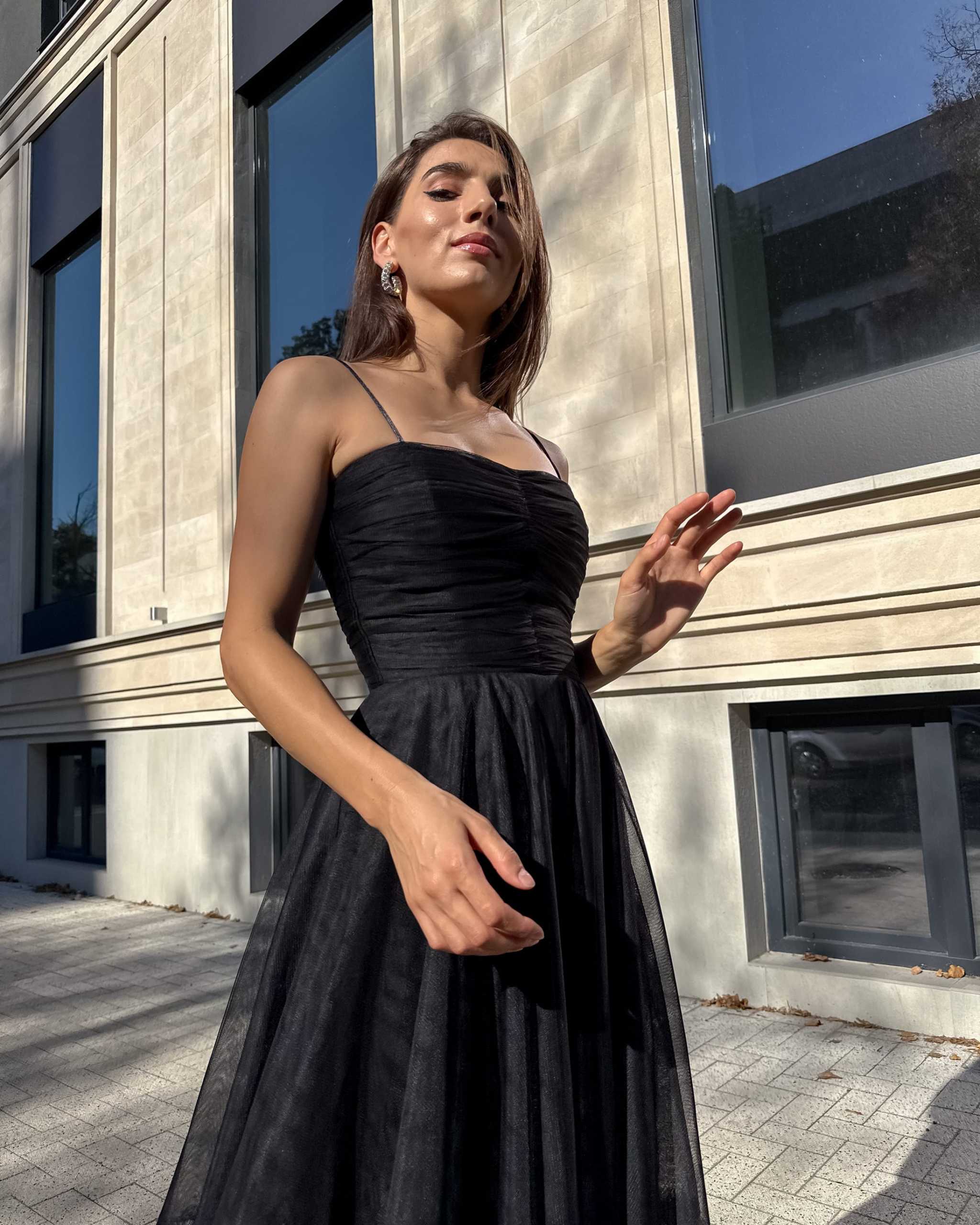 Rochie cu corset neagră midi cu corset drapat și bretele, sistem de închidere la spate.