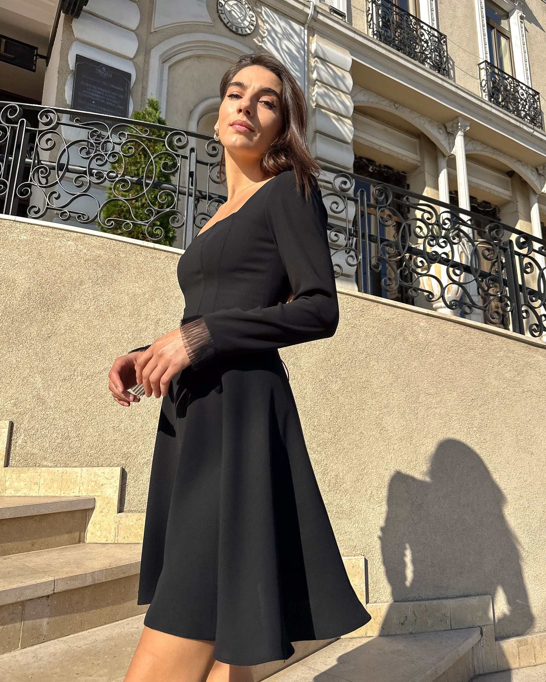 Rochie scurta cu mâneci lungi și șnur reglabil pentru evenimente speciale.