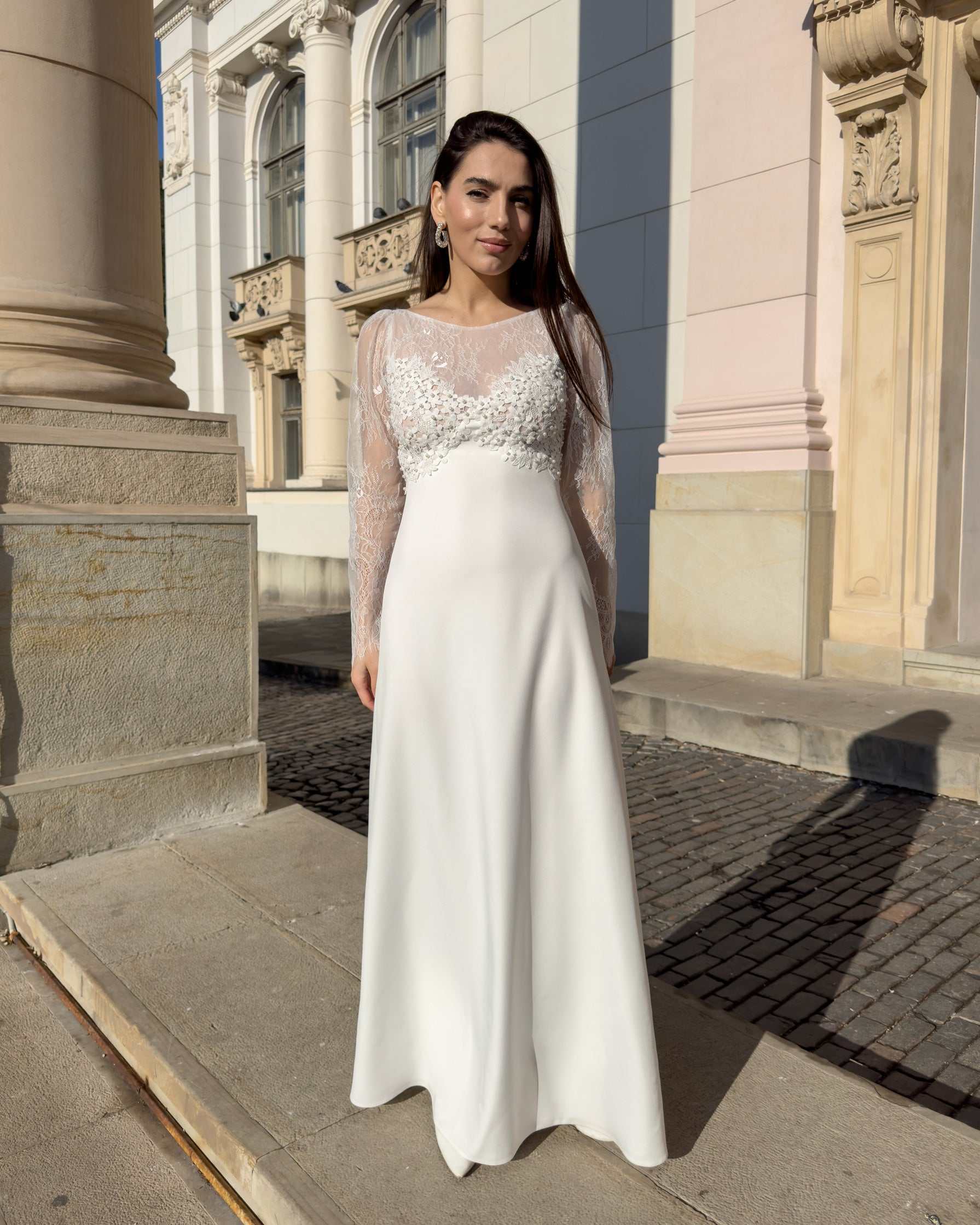 Abito da sposa elegante con maniche in pizzo