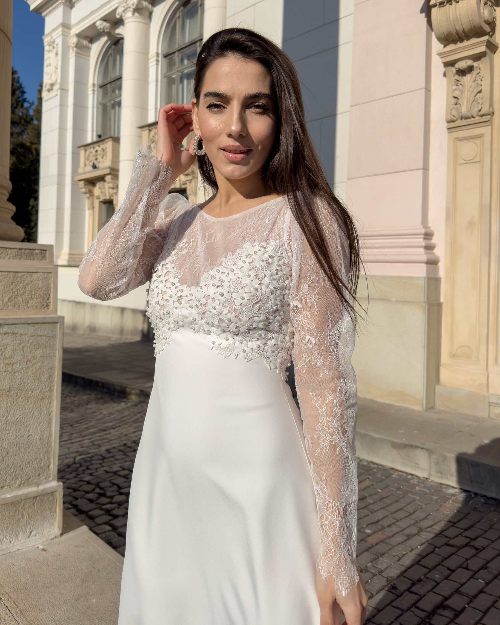 Abito da sposa elegante con maniche in pizzo