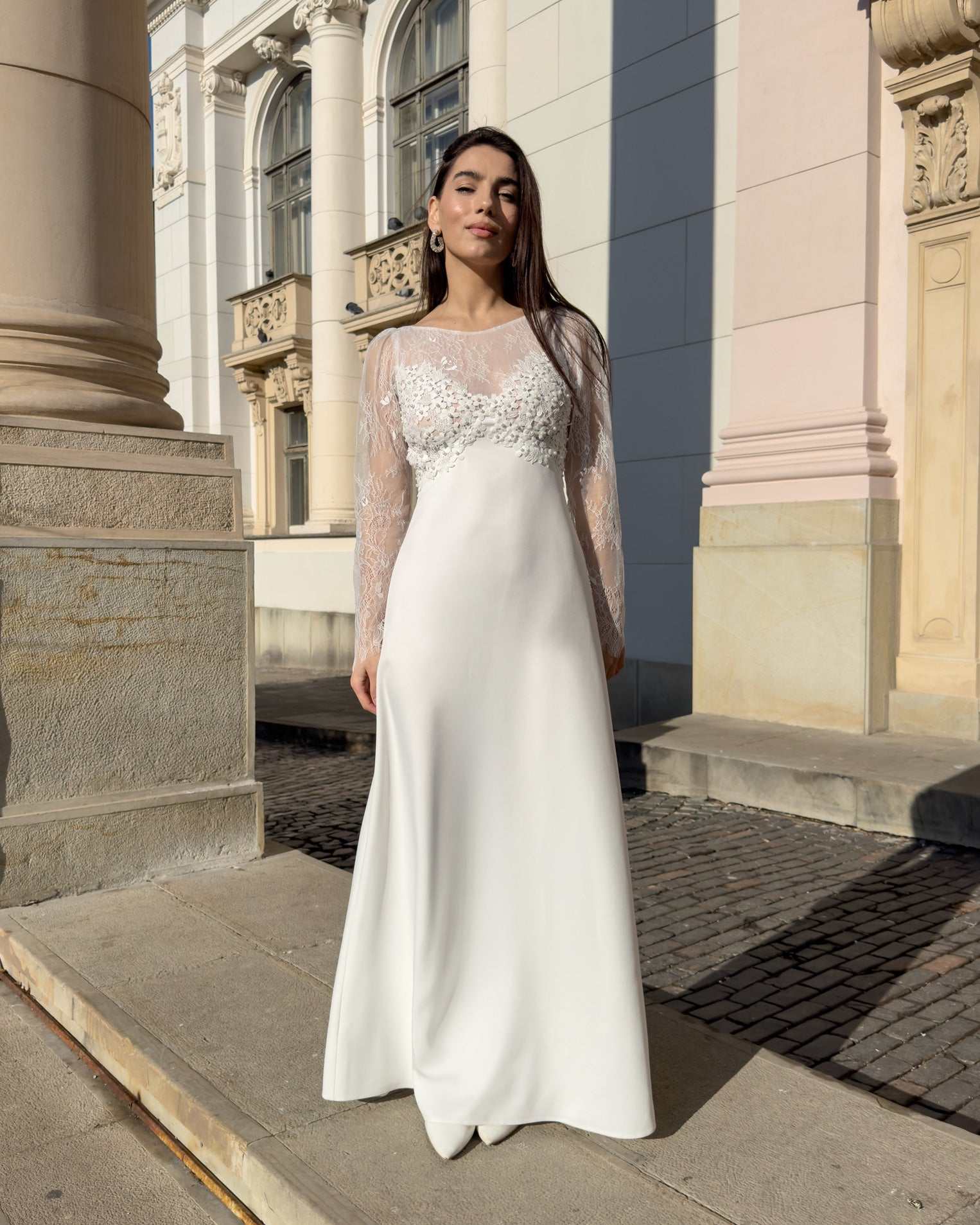 Abito da sposa elegante con maniche in pizzo