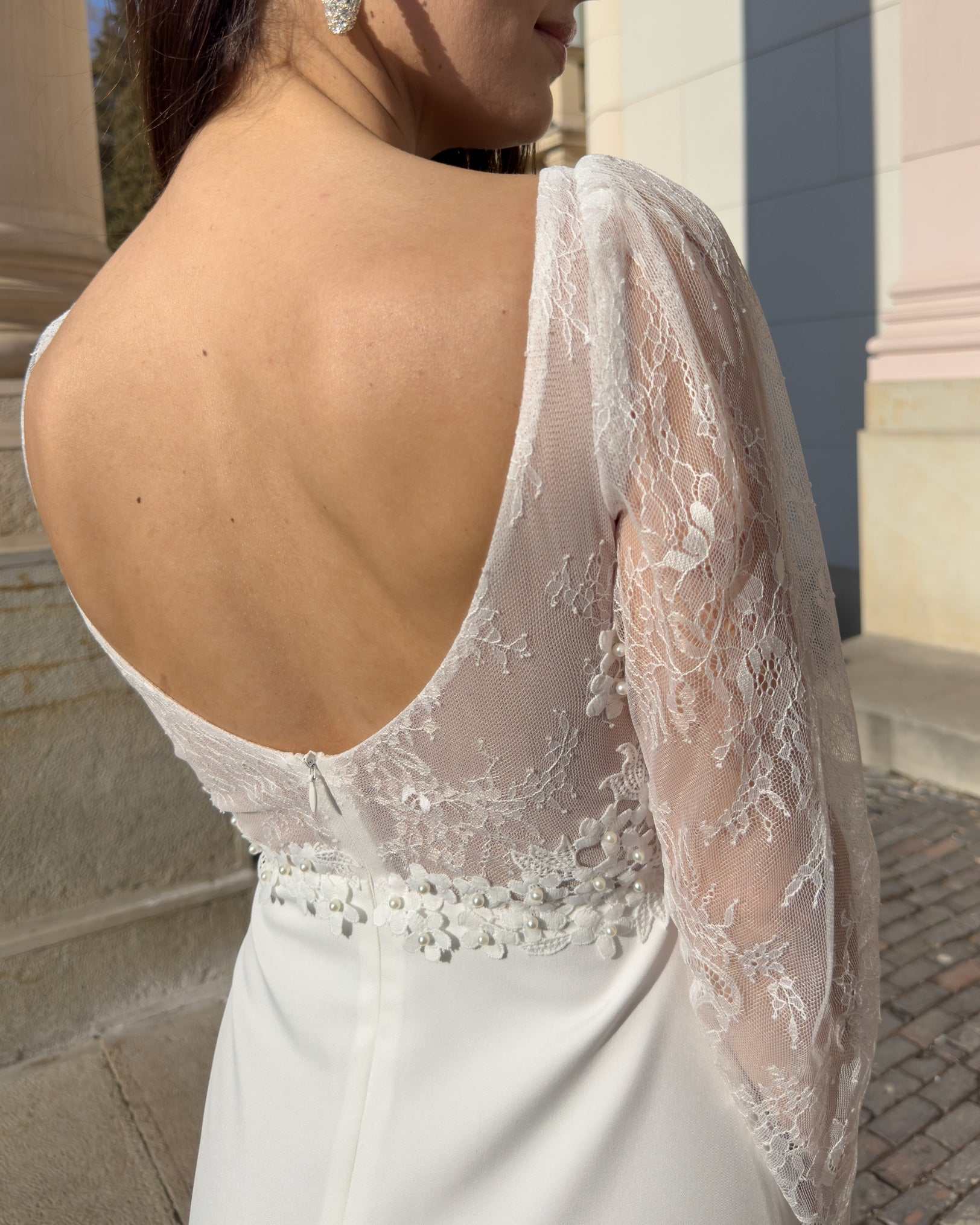 Abito da sposa elegante con maniche in pizzo