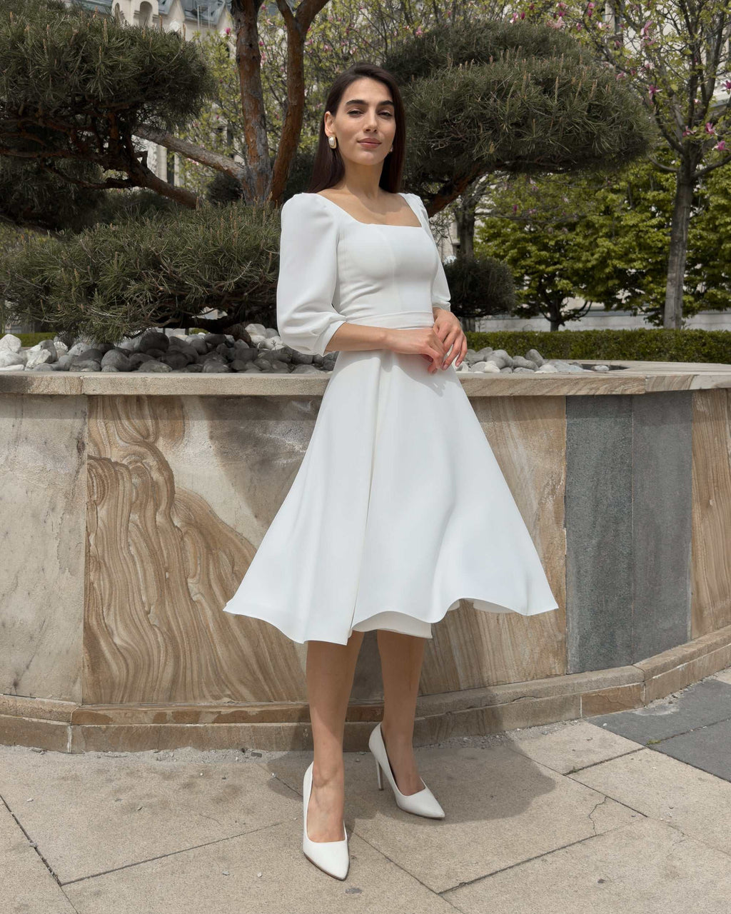 Rochie alba midi evazata cu maneci trei sferturi