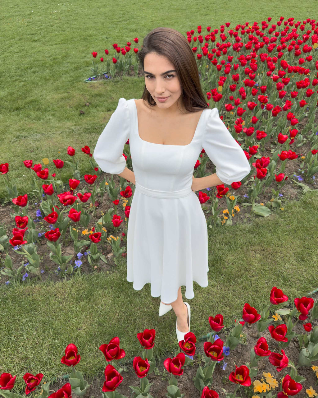 Rochie alba midi evazata cu maneci trei sferturi