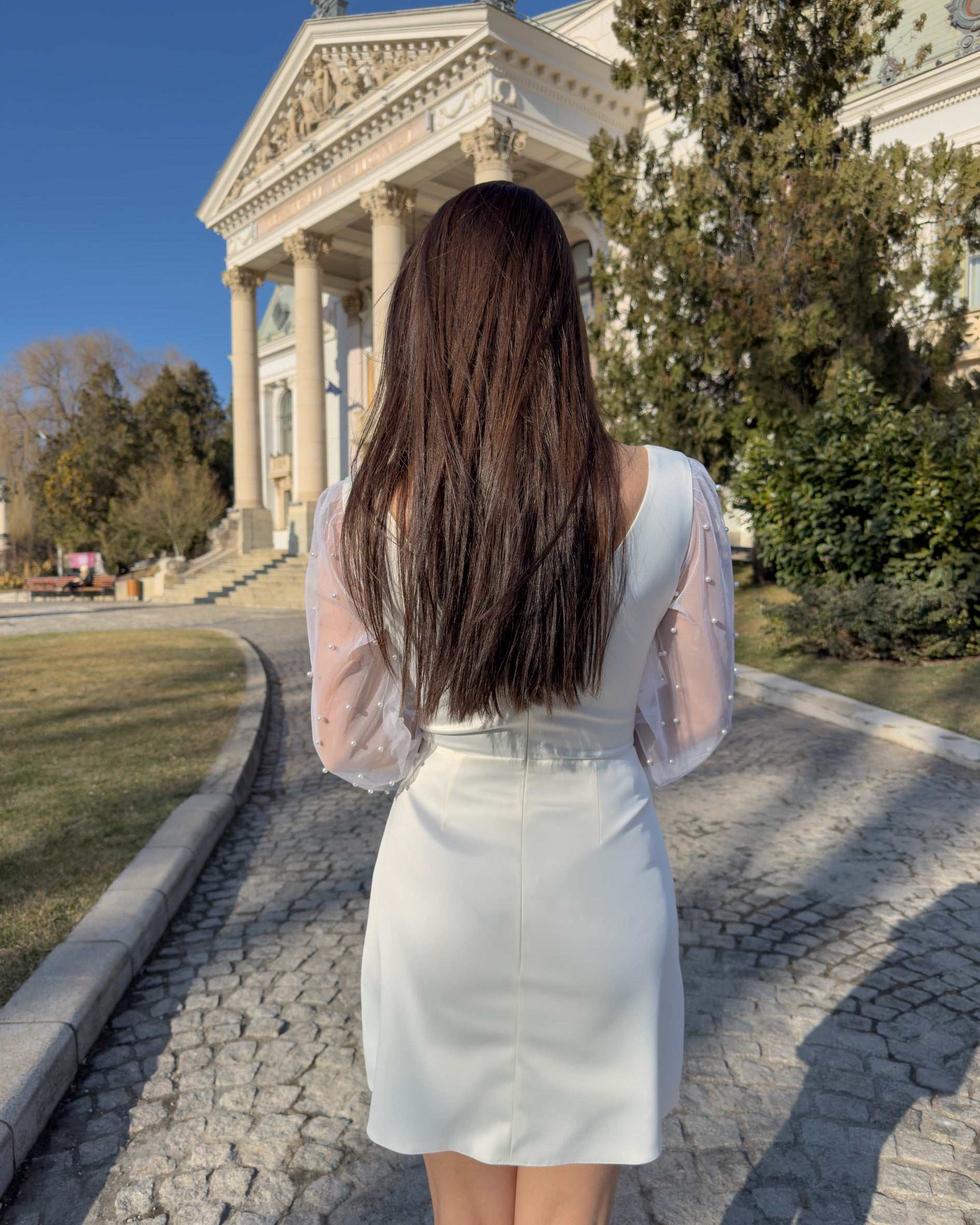 Abito bianco corto in taffetà elasticizzato, con scollo a V
