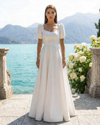 Abito da sposa semplice ed elegante con maniche