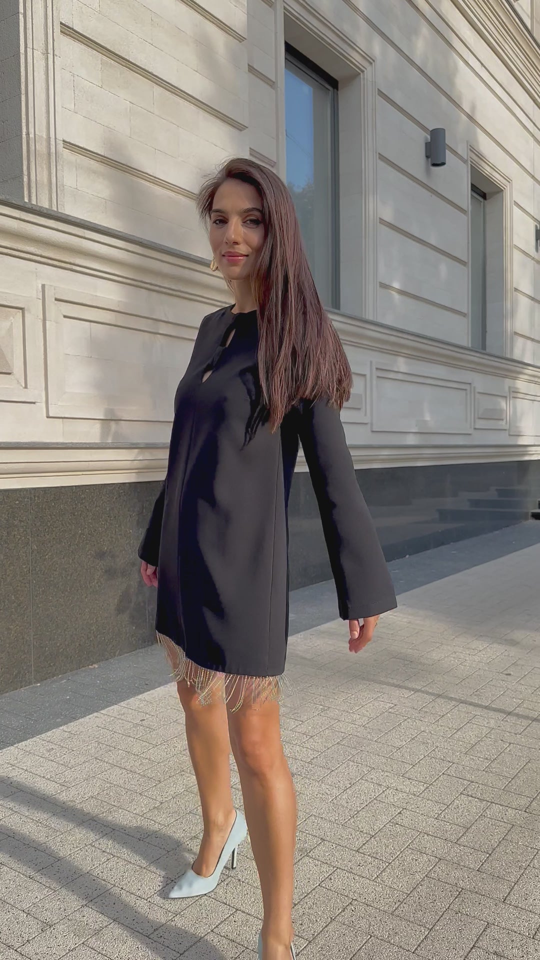 Abito nero corto con frange di cristalli