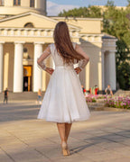 Rochie eleganta alba cununie civilă strălucitoare lungime midi cu mâneci tulle transparente.