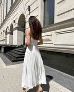 Rochie alba elegantă cu slit și bretele, cu centură, lungime midi, 113 cm.
