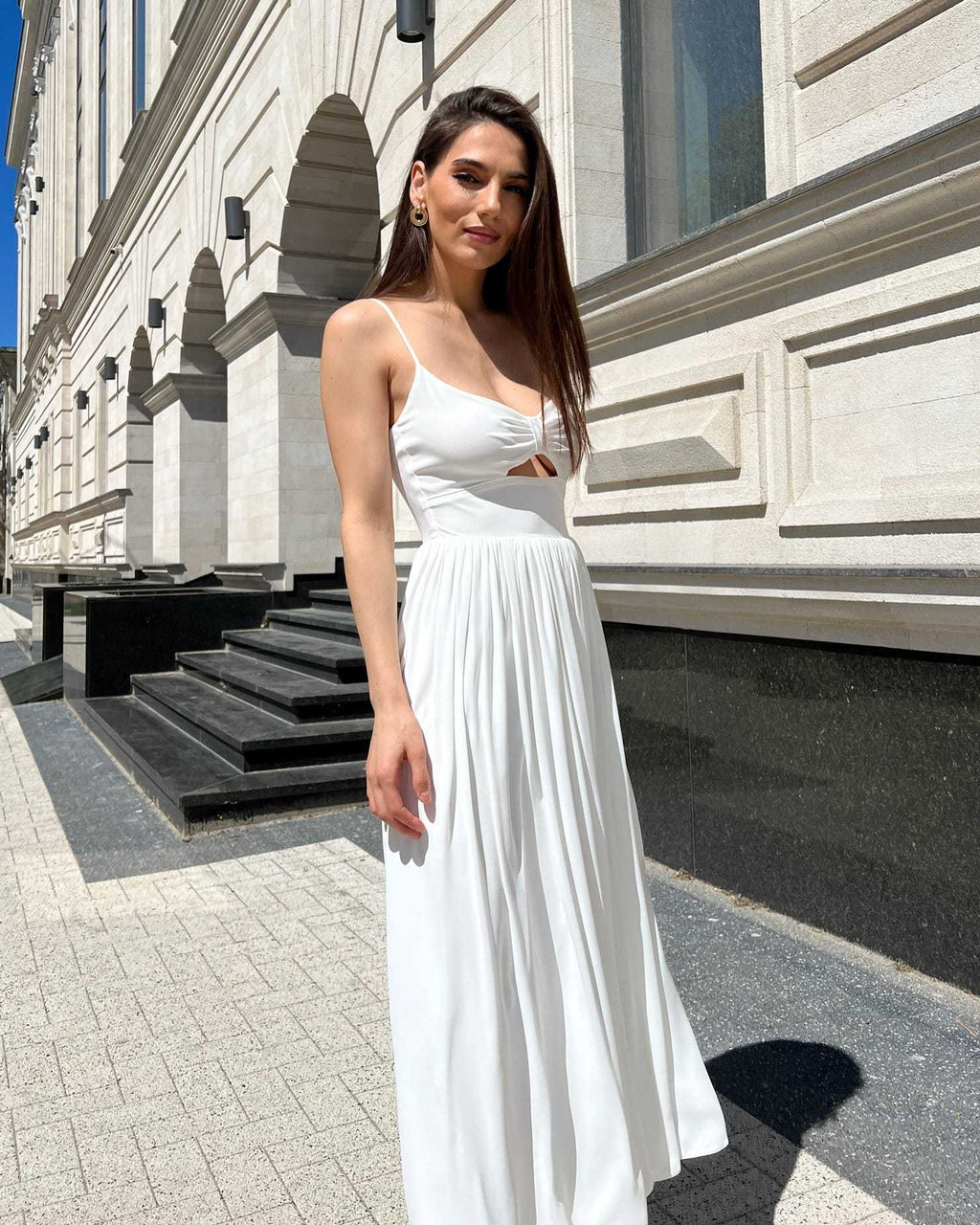 Rochie alba elegantă midi cu slit și bretele, centură accentuând talia, lungime 113 cm.