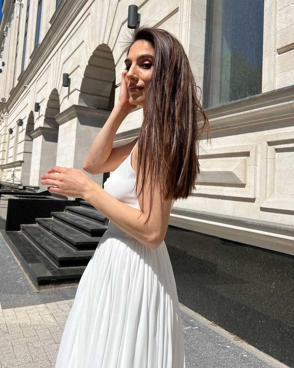 Rochie alba elegantă cu slit și bretele, midi, cu centură.