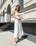 Rochie alba elegantă cu slit și bretele, accesorizată cu centură, 113 cm lungime.