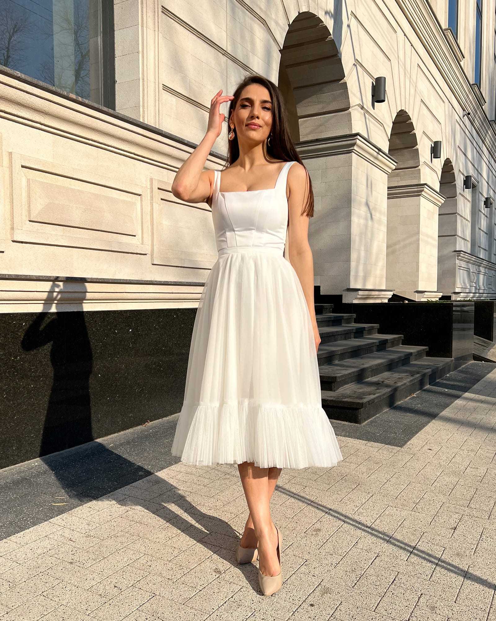 Rochie cununie civila albă elegantă midi cu decolteu și cordon, talie evidențiată.