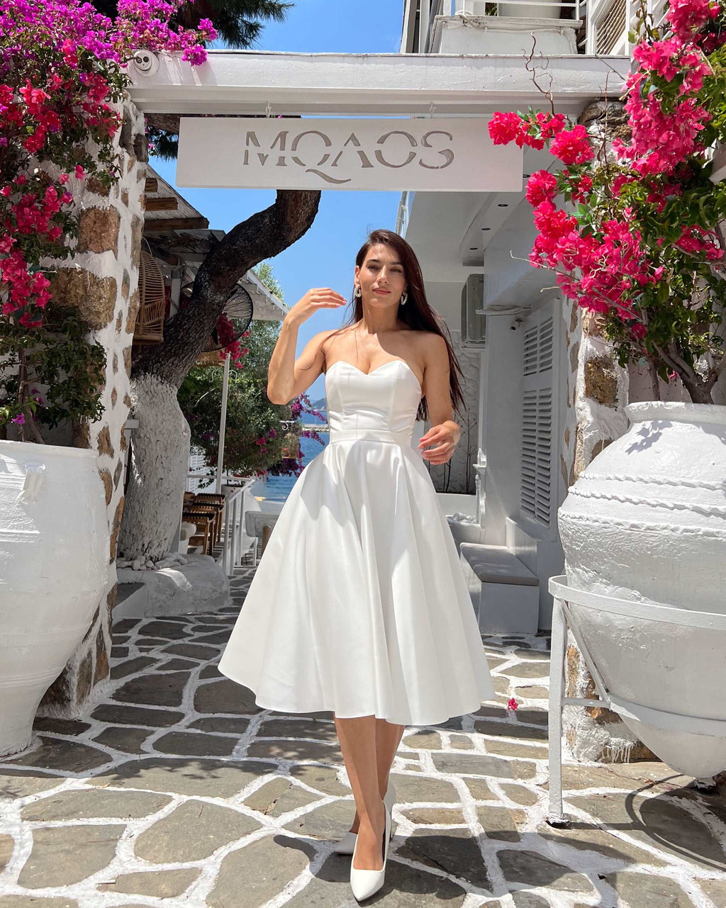 Abito bianco corto favoloso con corsetto e scollatura