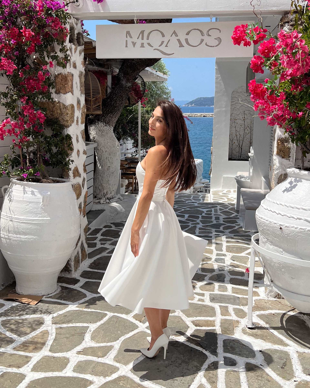 Abito bianco corto favoloso con corsetto e scollatura