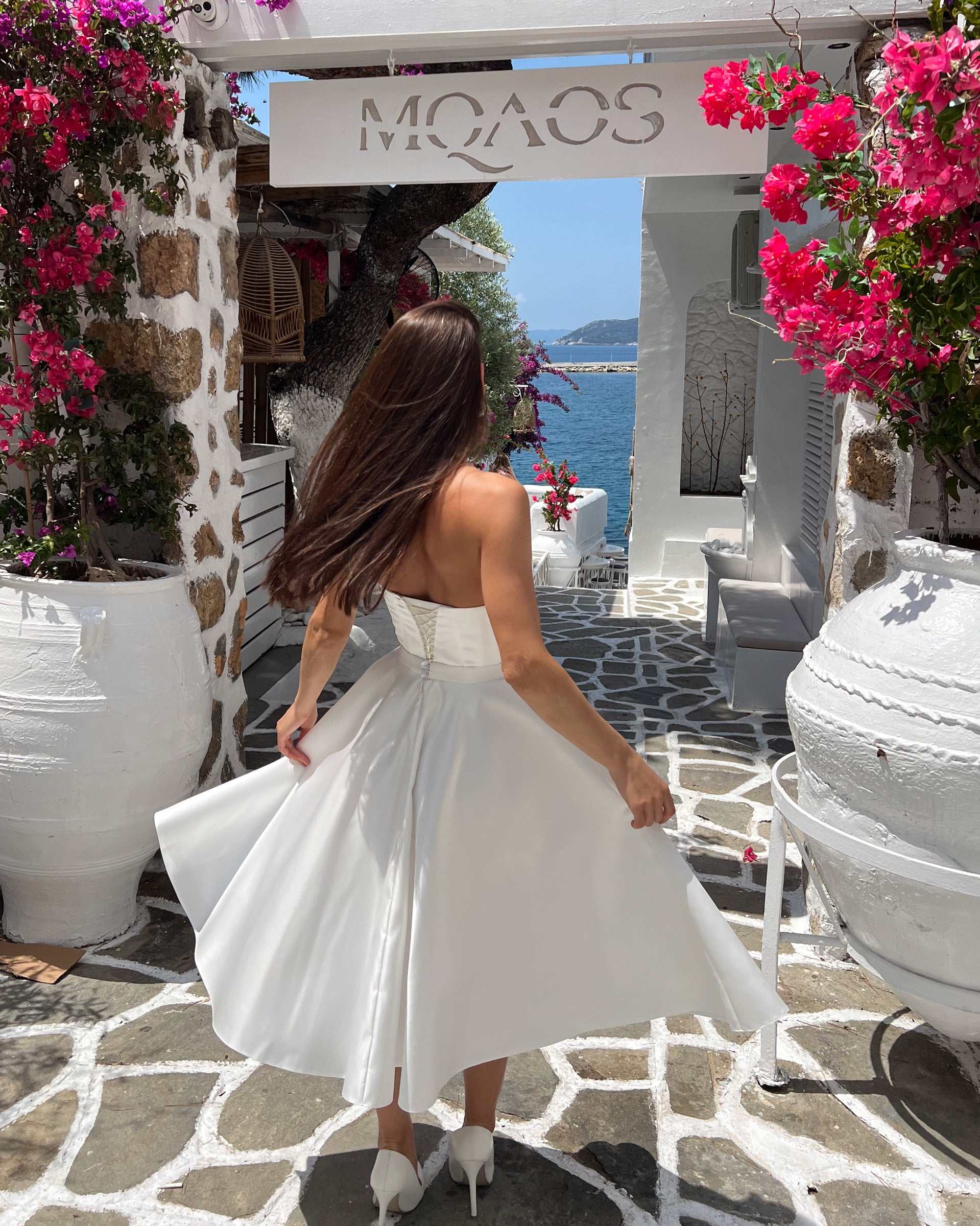 Abito bianco corto favoloso con corsetto e scollatura