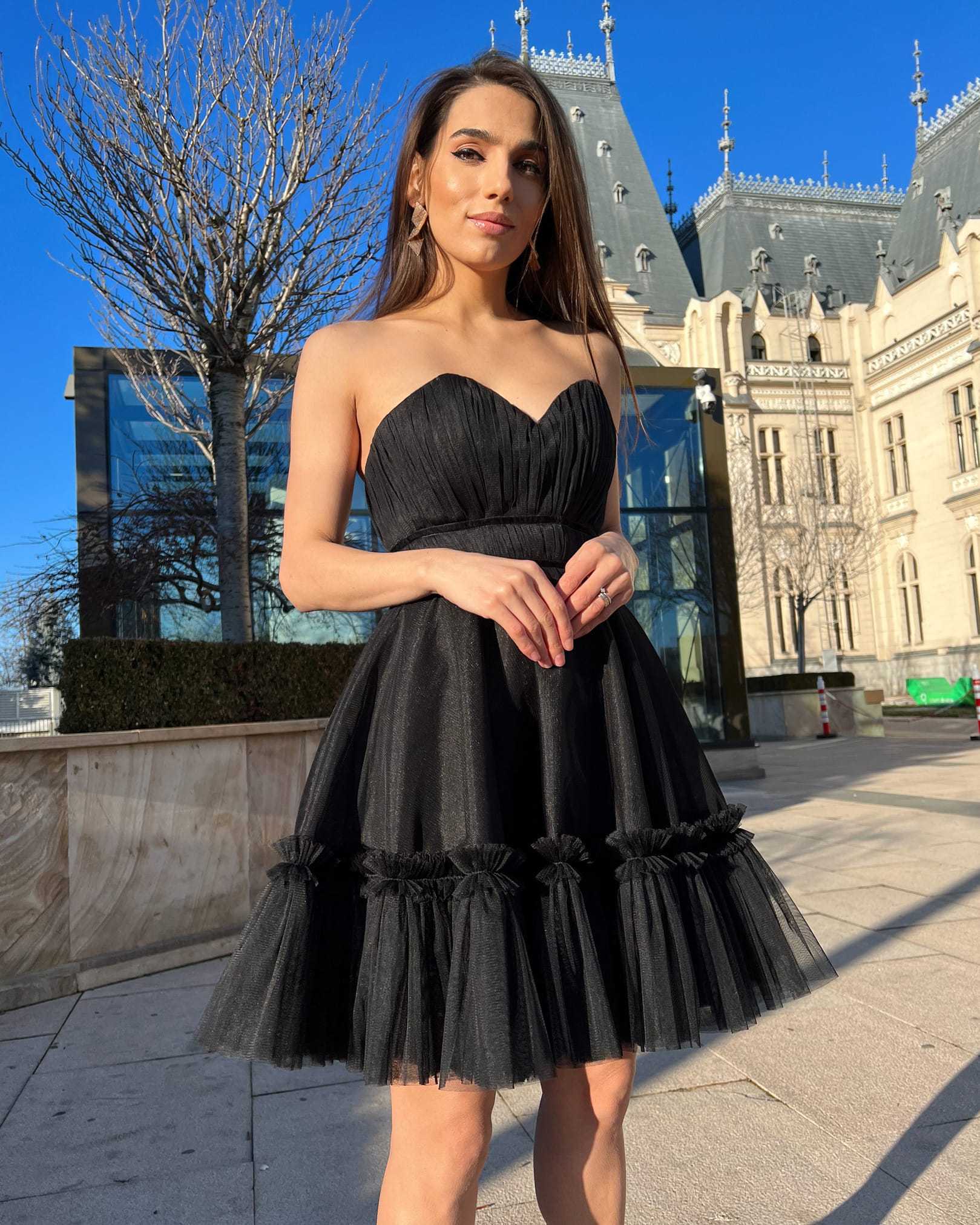 Rochie cocktail elegantă scurtă cu corset negru și fustă evazată.