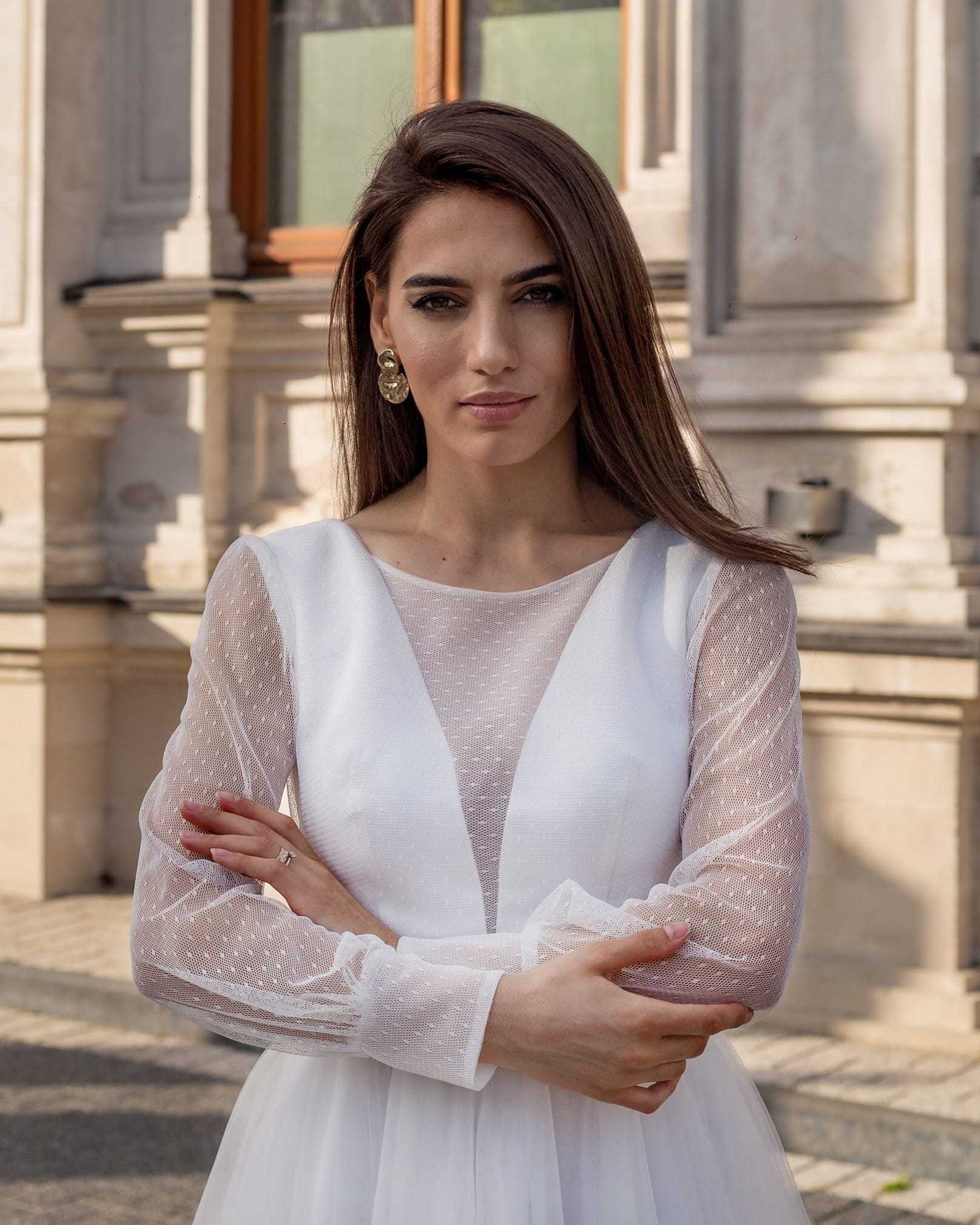 Rochie de mireasa elegantă albă cununie înscriere civilă cu decolteu în V și mâneci evazate.