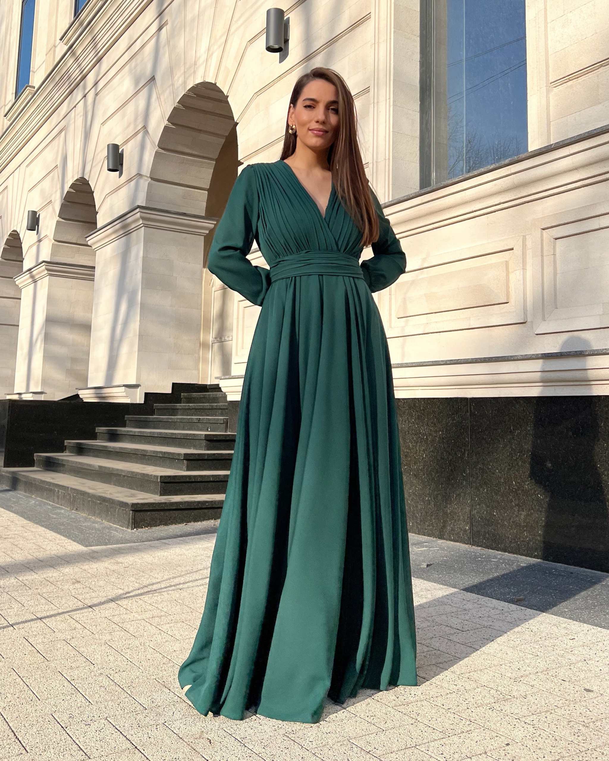 Rochie elegantă de seară lungă din voal verde, decolteu în V, mâneci lungi, pliuri elegante, fermoar ascuns.