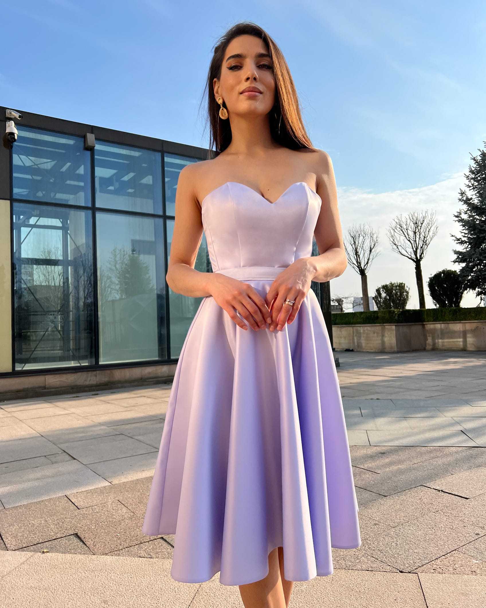 Rochie cu corset midi mov de ocazie și fustă evazată, ideală pentru cocktail sau banchet.
