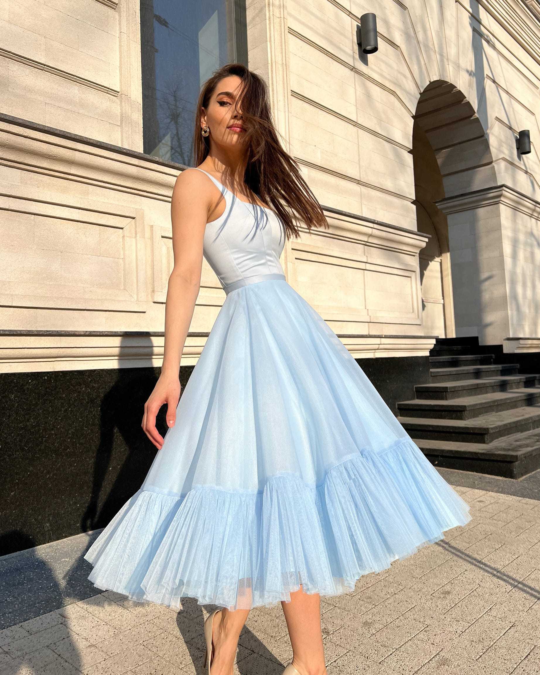 Rochie eleganta petrecere albastră midi evazată din satin regal, fără mâneci, cu cordon și lungime 109 cm.